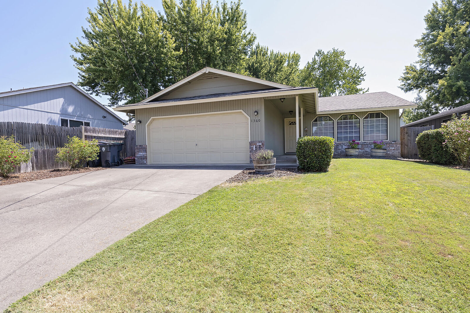 Property Photo: 1360 Flower Street OR 97504