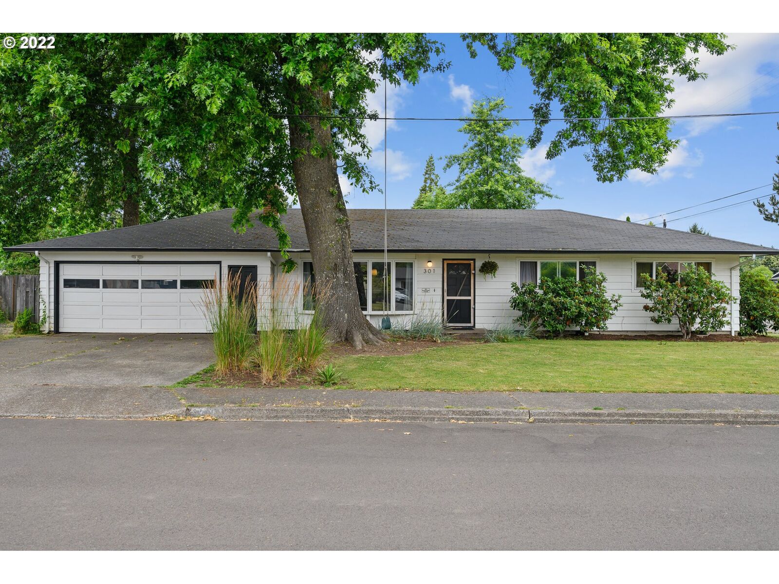 Property Photo: 301 NW 18th Pl OR 97128