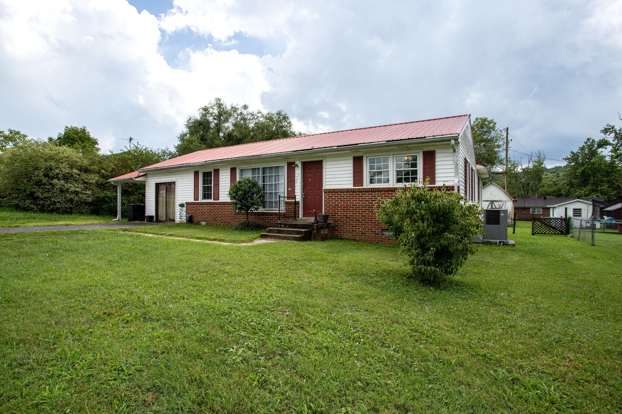 Property Photo:  303 W Adams St  TN 37190 