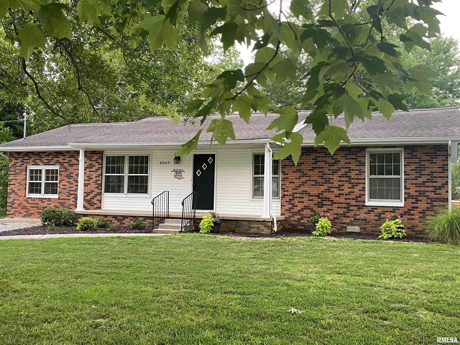 Property Photo:  1007 W Grand  IL 62918 