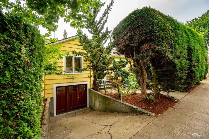 Property Photo: 2113 N 40th Street WA 98103