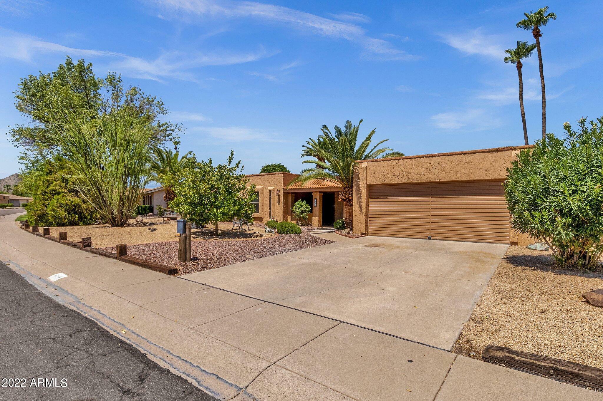 Property Photo:  2902 E Laurel Lane  AZ 85028 