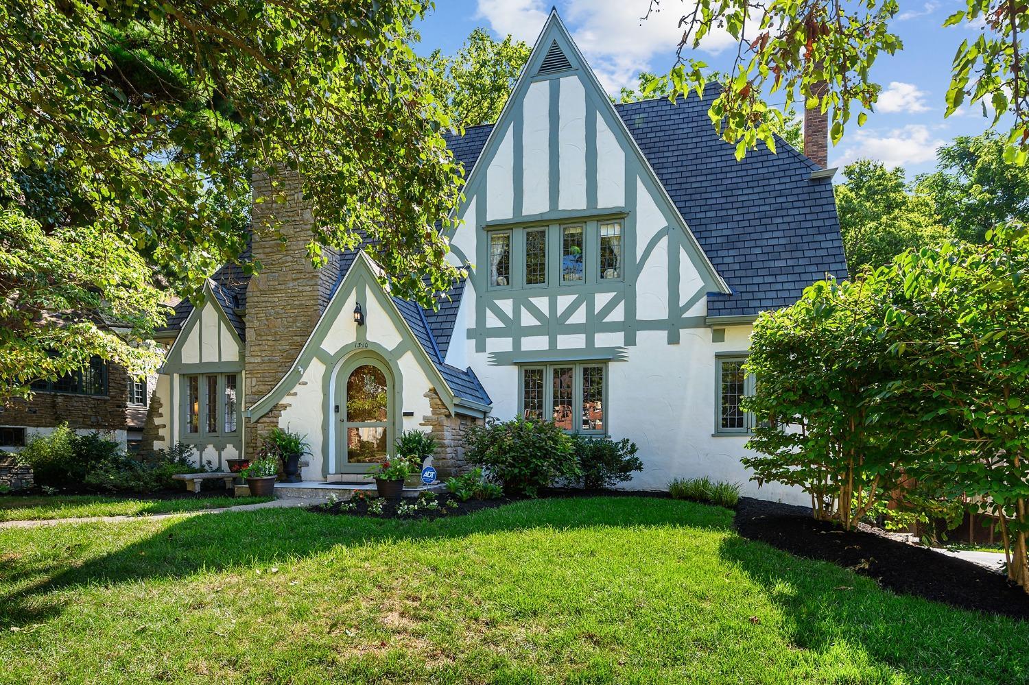Property Photo: 1310 Park Ridge Pl OH 45208