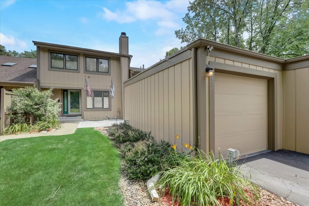 Property Photo: 709 Acadia Court IL 60172
