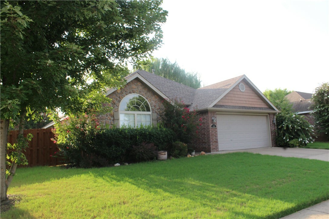 Property Photo:  1622 N Corsica Drive  AR 72704 