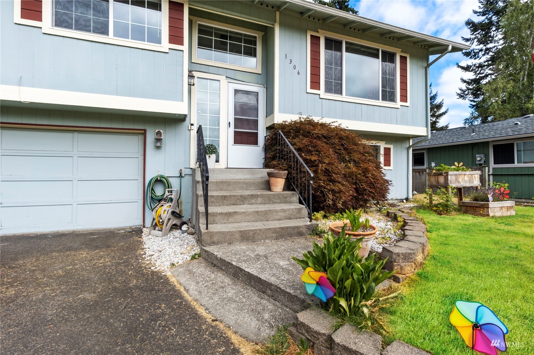 Property Photo:  1306 Sherwood Court E  WA 98445 