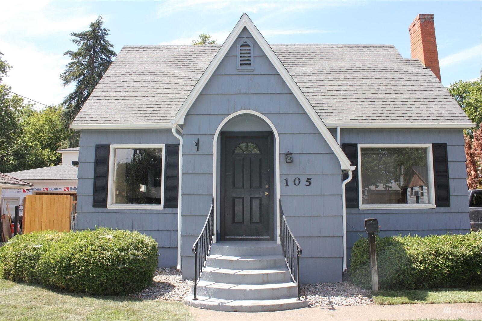 Property Photo:  105 N Bellevue Avenue  WA 99362 