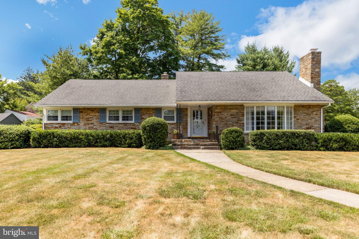 Property Photo:  21 Woodhampton Drive  NJ 08638 