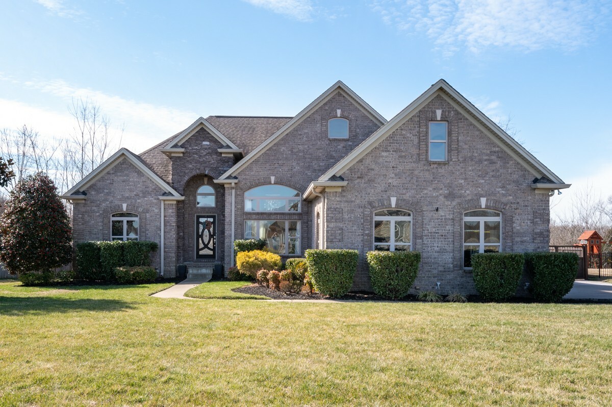Property Photo: 121 Paddock Place Dr TN 37122
