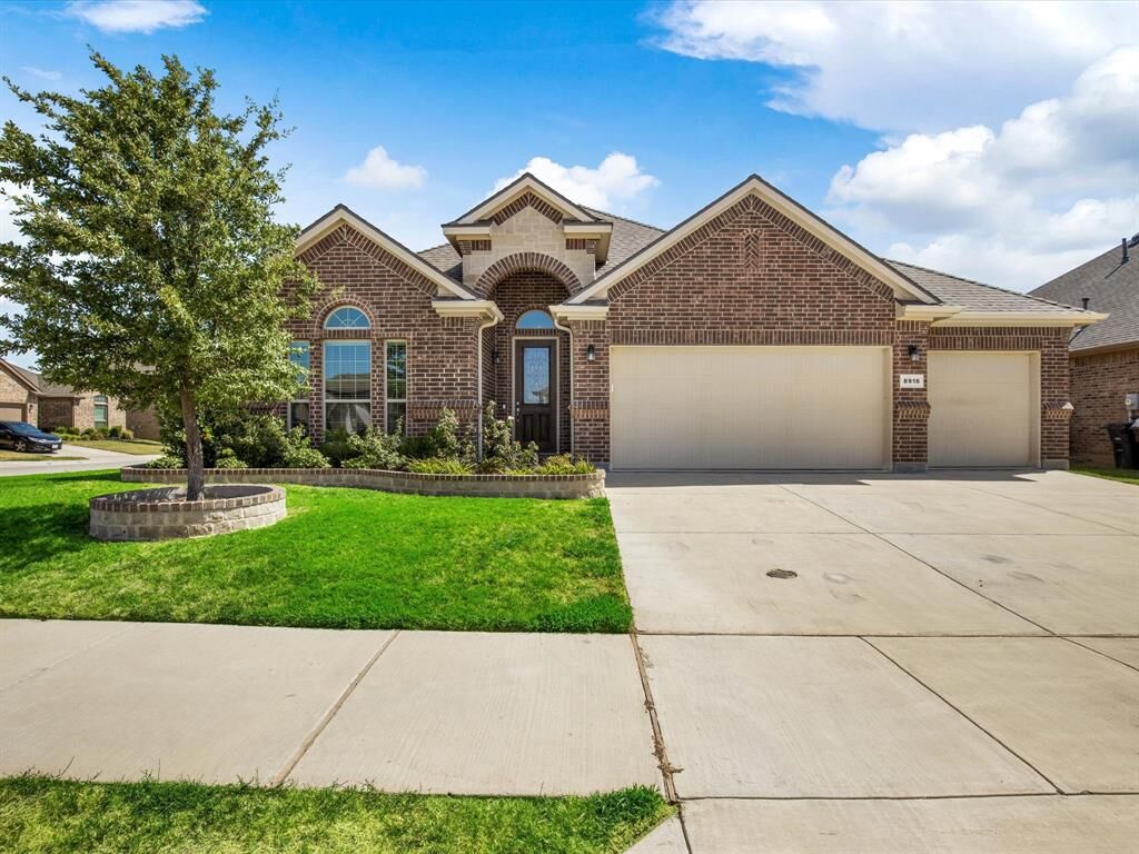 Property Photo: 8916 Copper Crossing Drive TX 76131