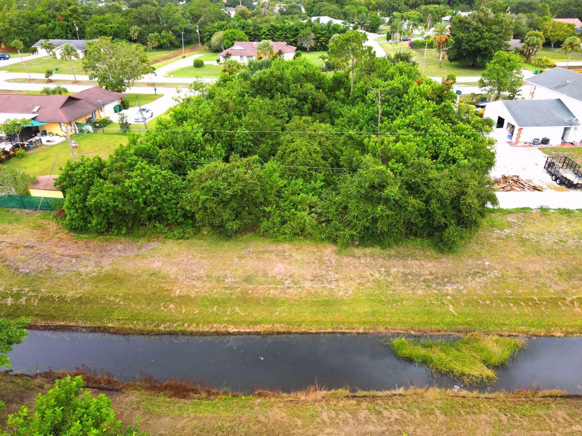 Property Photo:  2101 SE Morningside Boulevard  FL 34952 