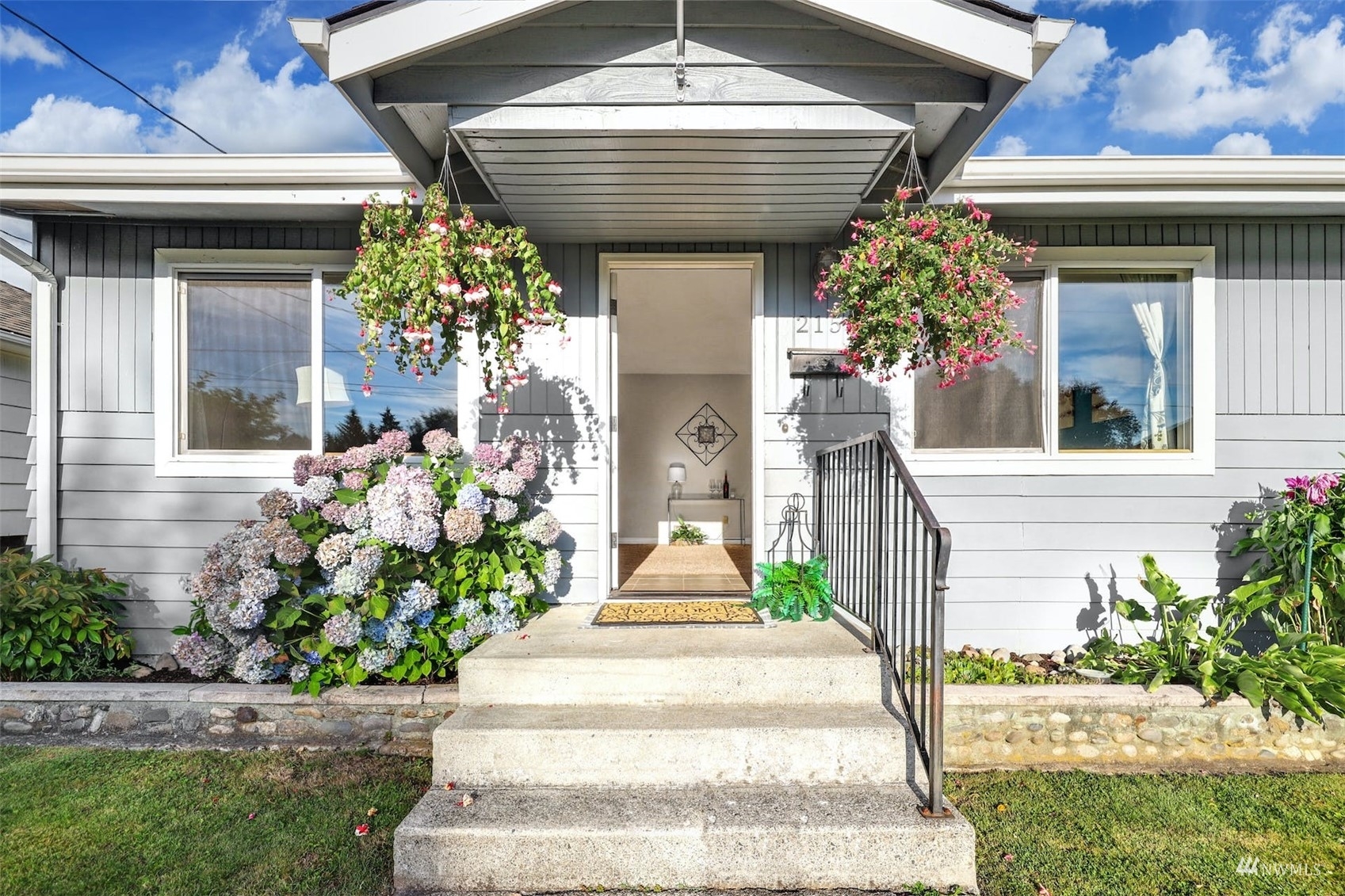 Property Photo:  215 Avenue F  WA 98290 