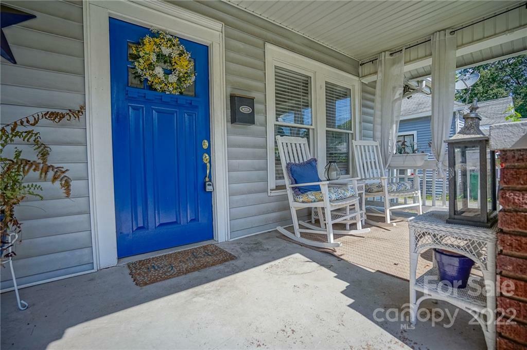 Property Photo:  1705 Hawthorne Lane  NC 28205 