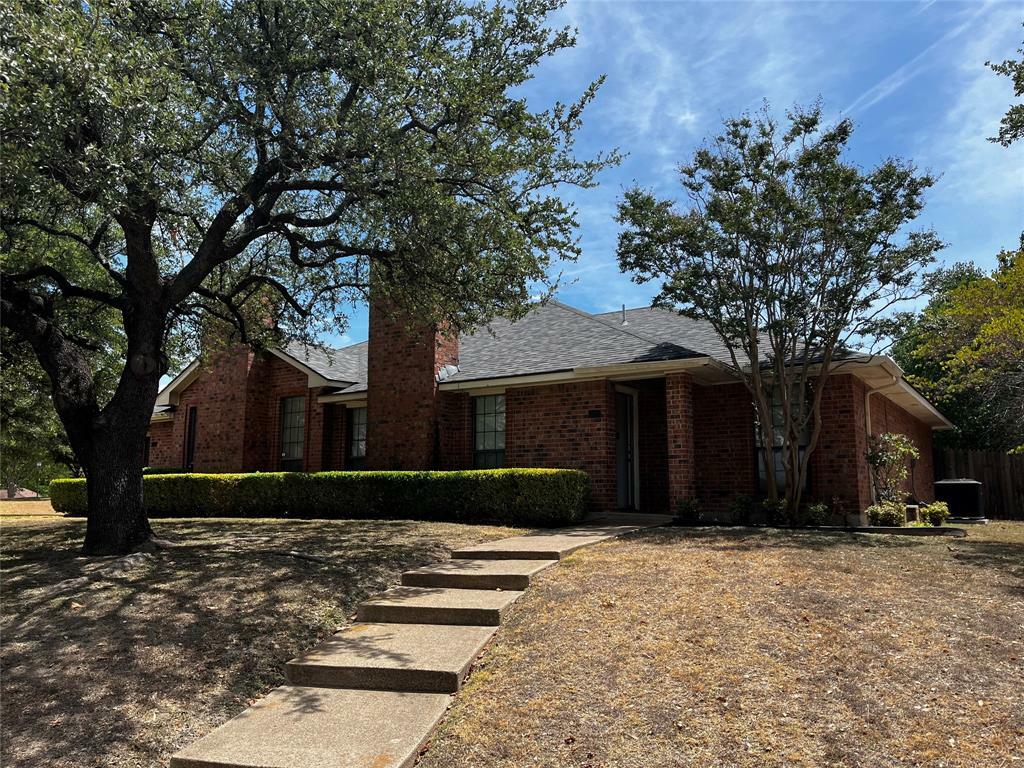 Property Photo:  820 Summit  TX 75115 