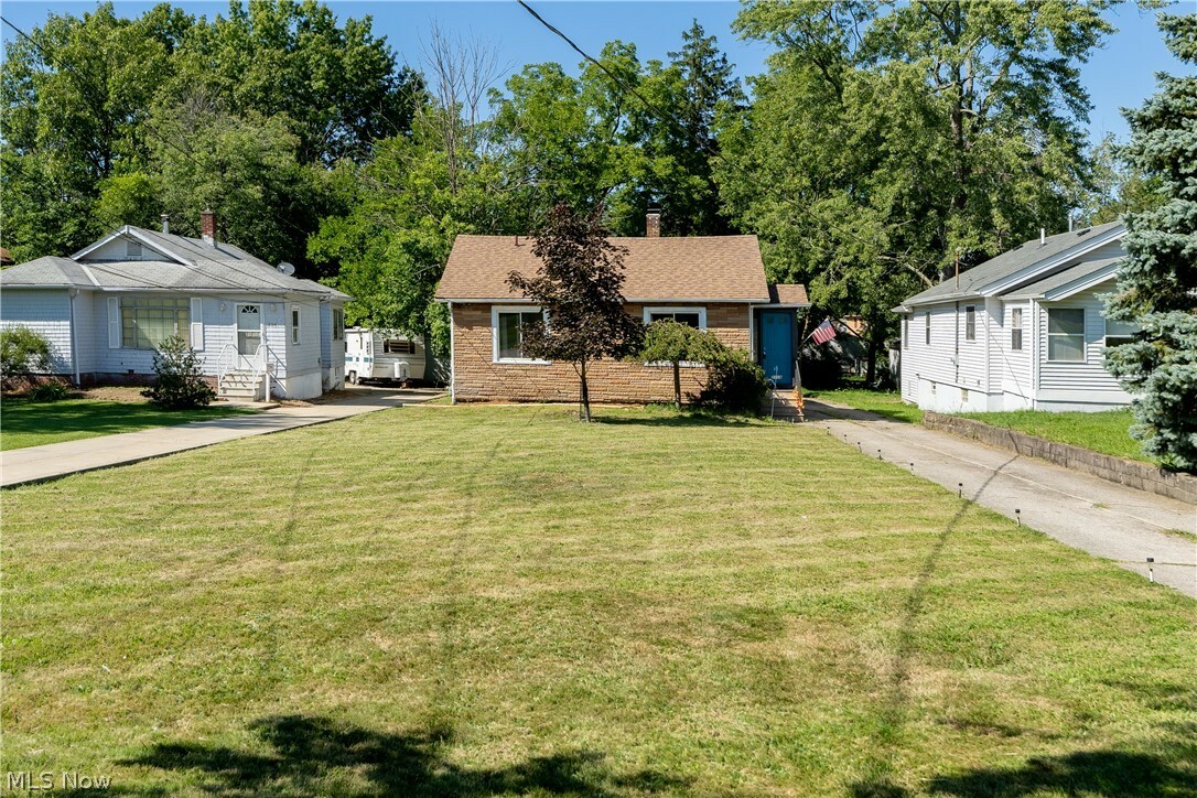Property Photo: 2118 Grantwood Drive OH 44134