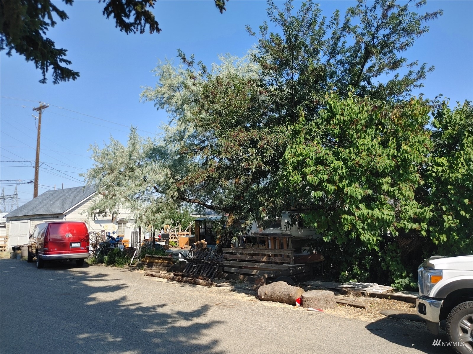 Property Photo:  701 N Pacific Street  WA 98926 