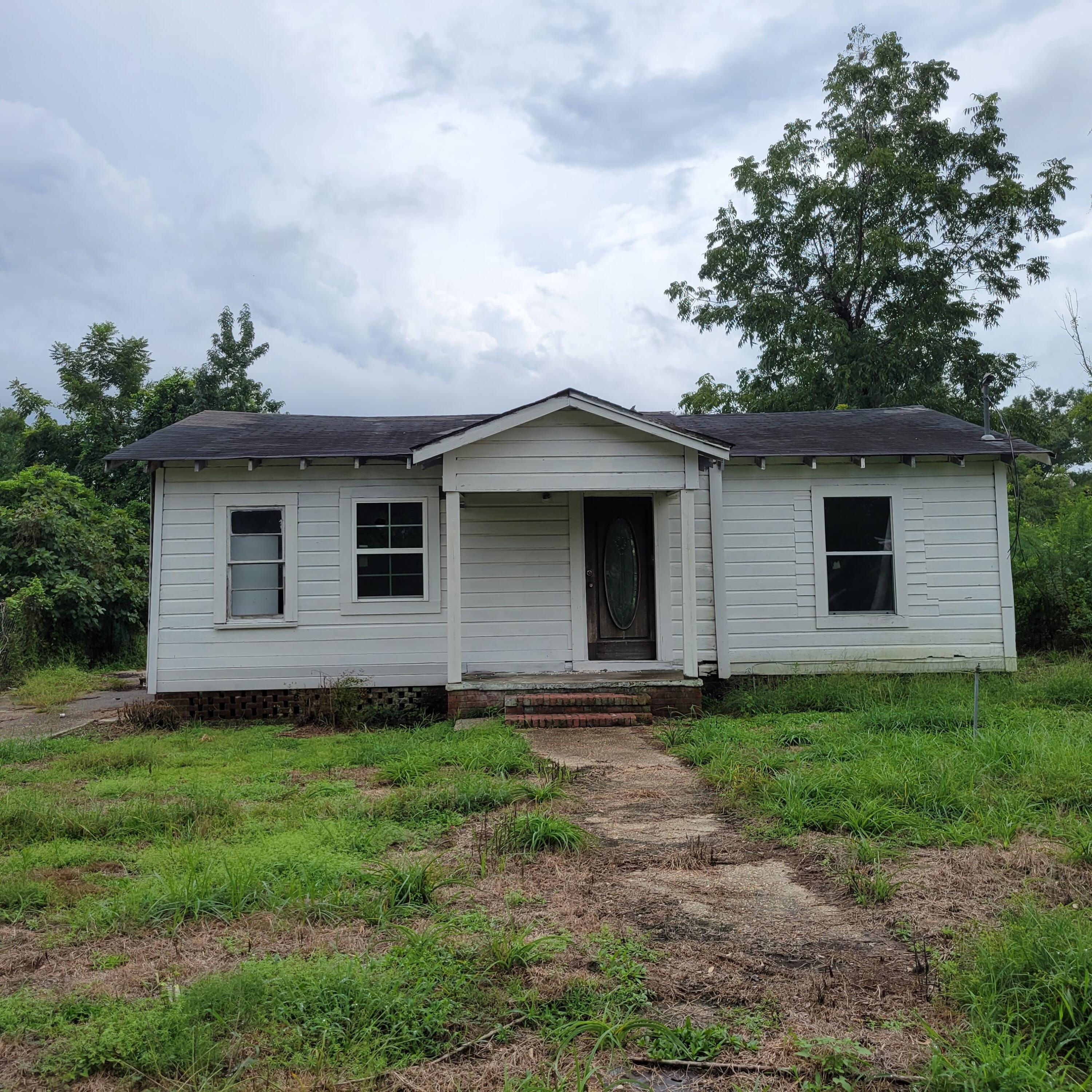 Property Photo:  1307 Rebecca Ave.  MS 39401 