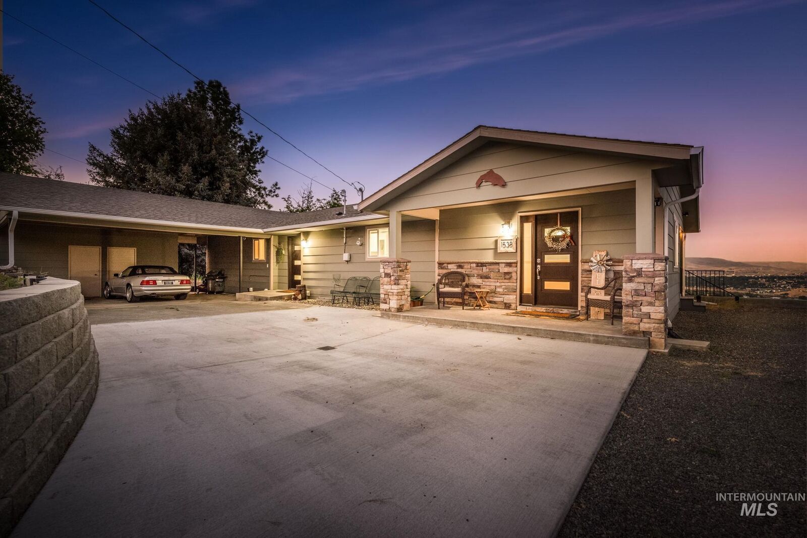 Property Photo: 1538 Hillcrest Way WA 99403