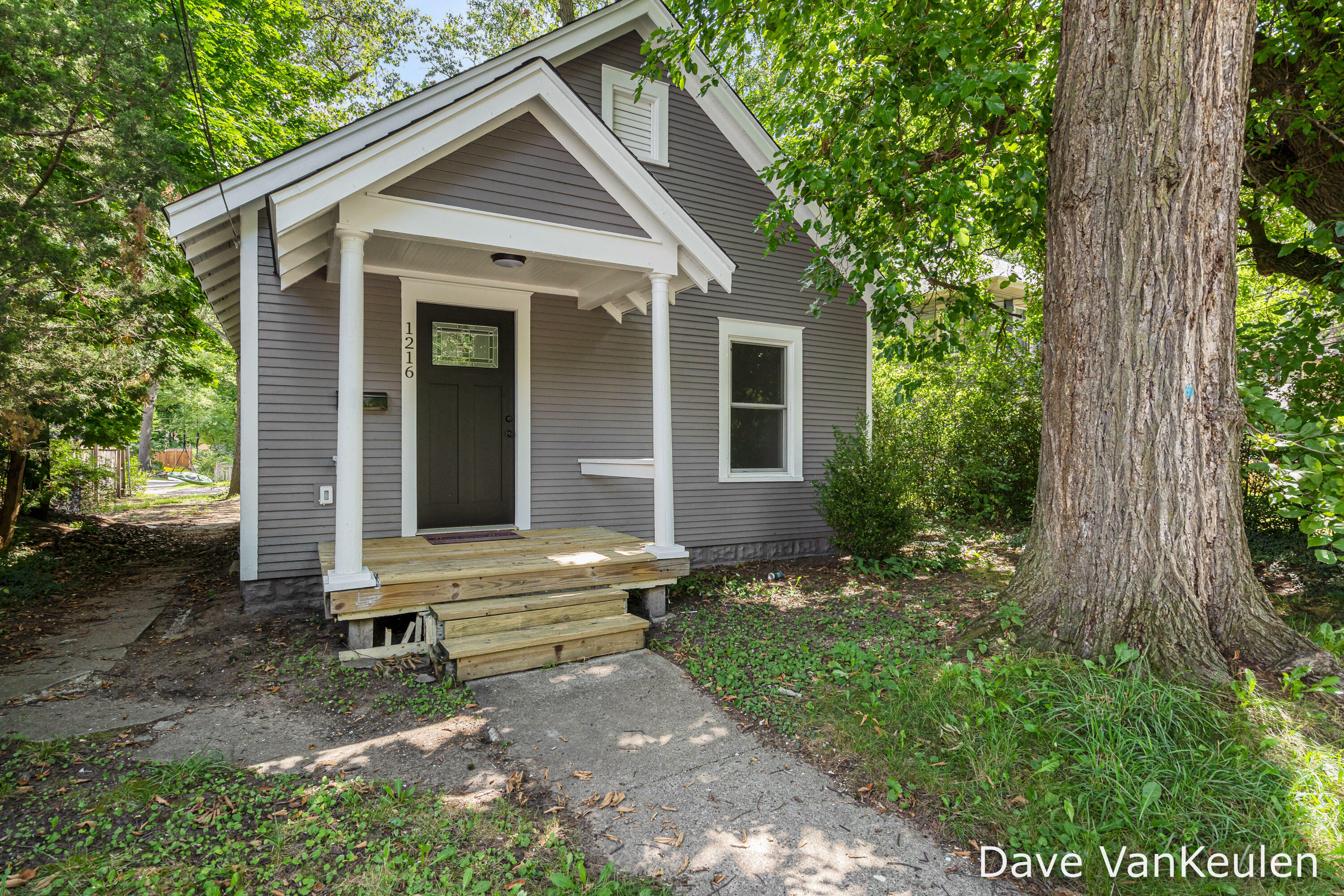 Property Photo: 1216 Giddings Avenue SE MI 49506
