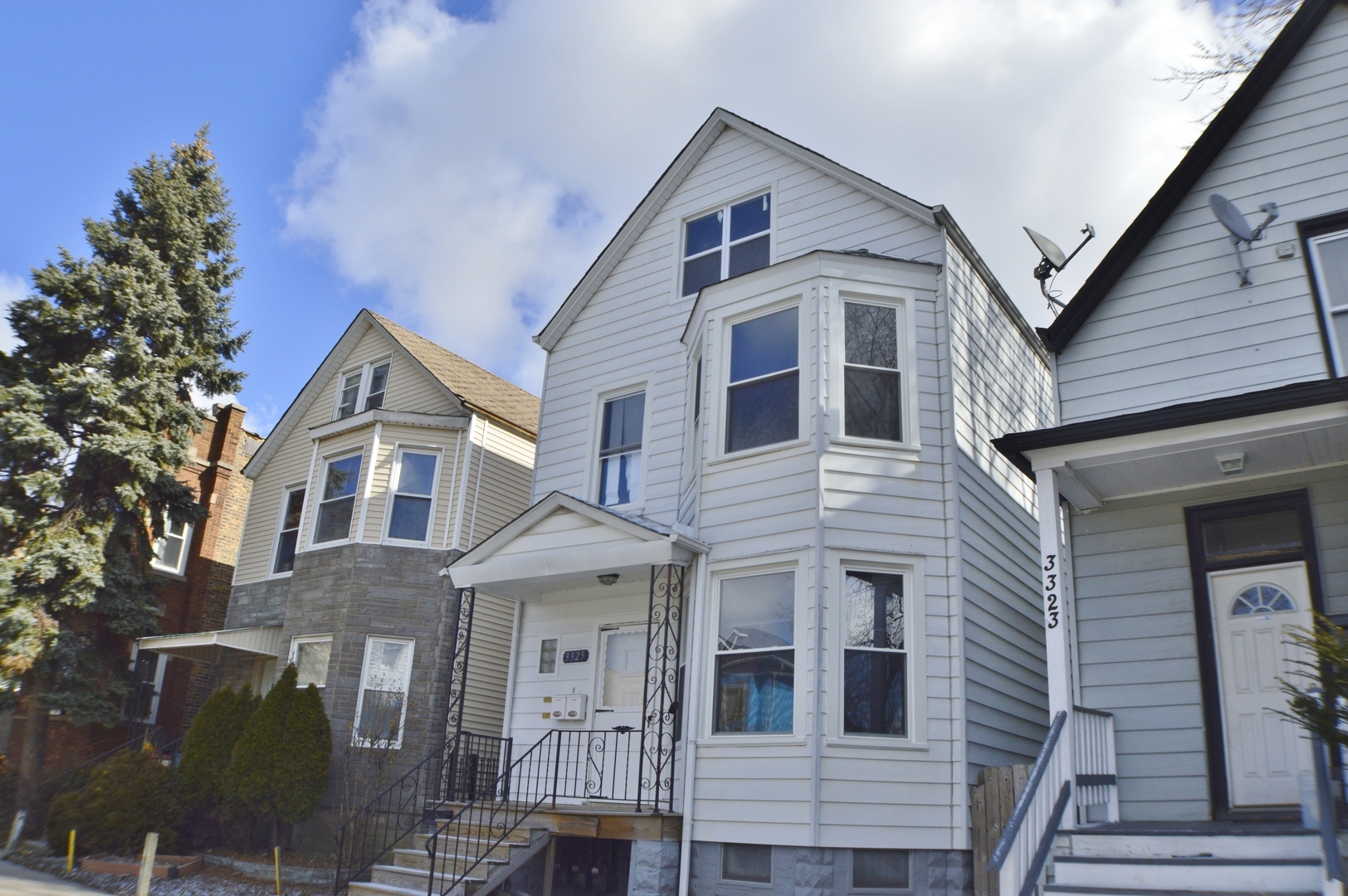 Property Photo:  3325 N Ridgeway Avenue 1  IL 60618 