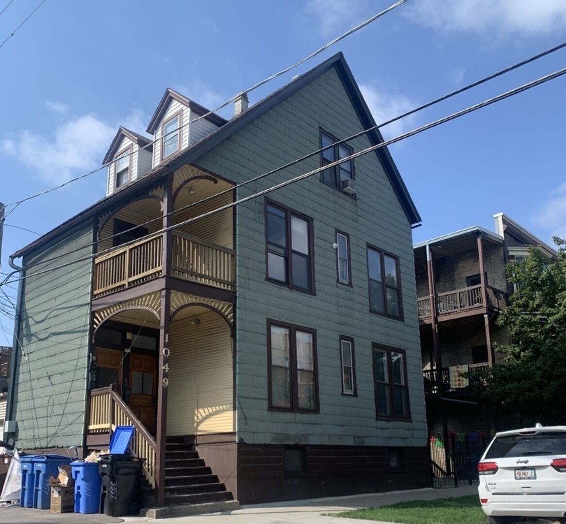 Property Photo:  1049 W Roscoe Street 2  IL 60657 