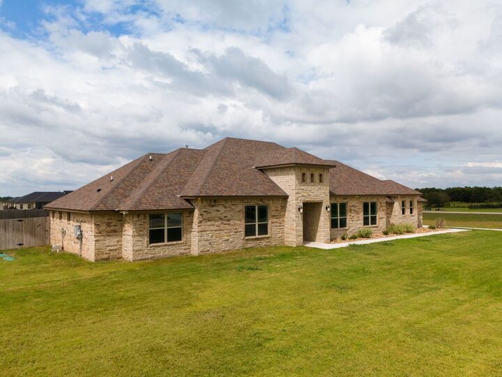 Property Photo: 930 Inka Road TX 76571