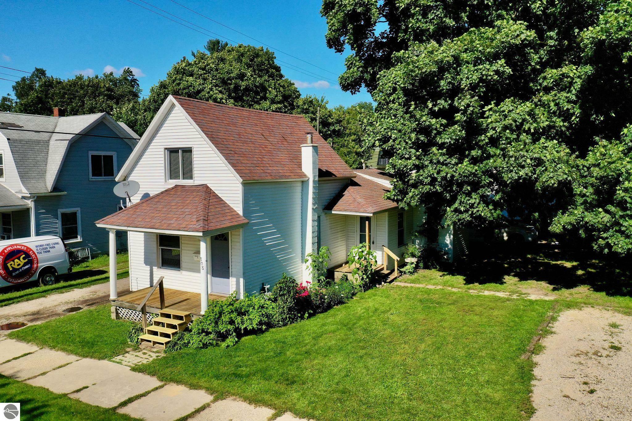 Property Photo:  808 Wallace Street  MI 49601 