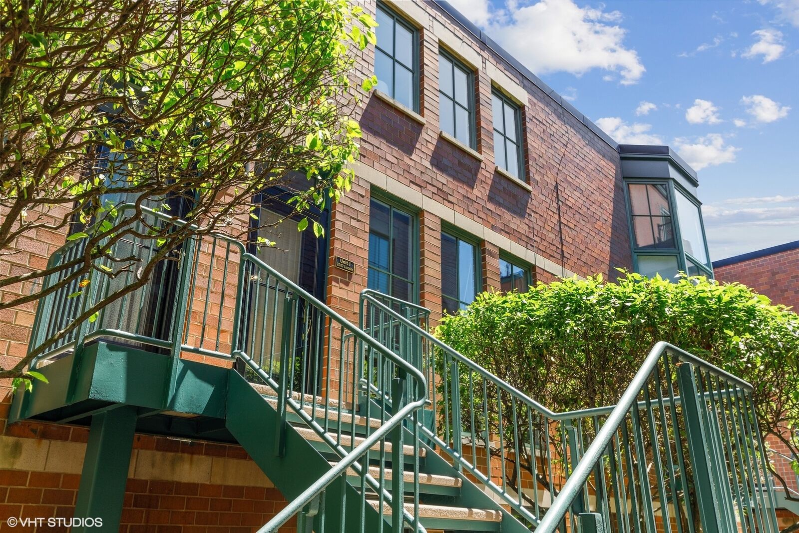 Property Photo: 2707 N Lincoln Avenue J IL 60614