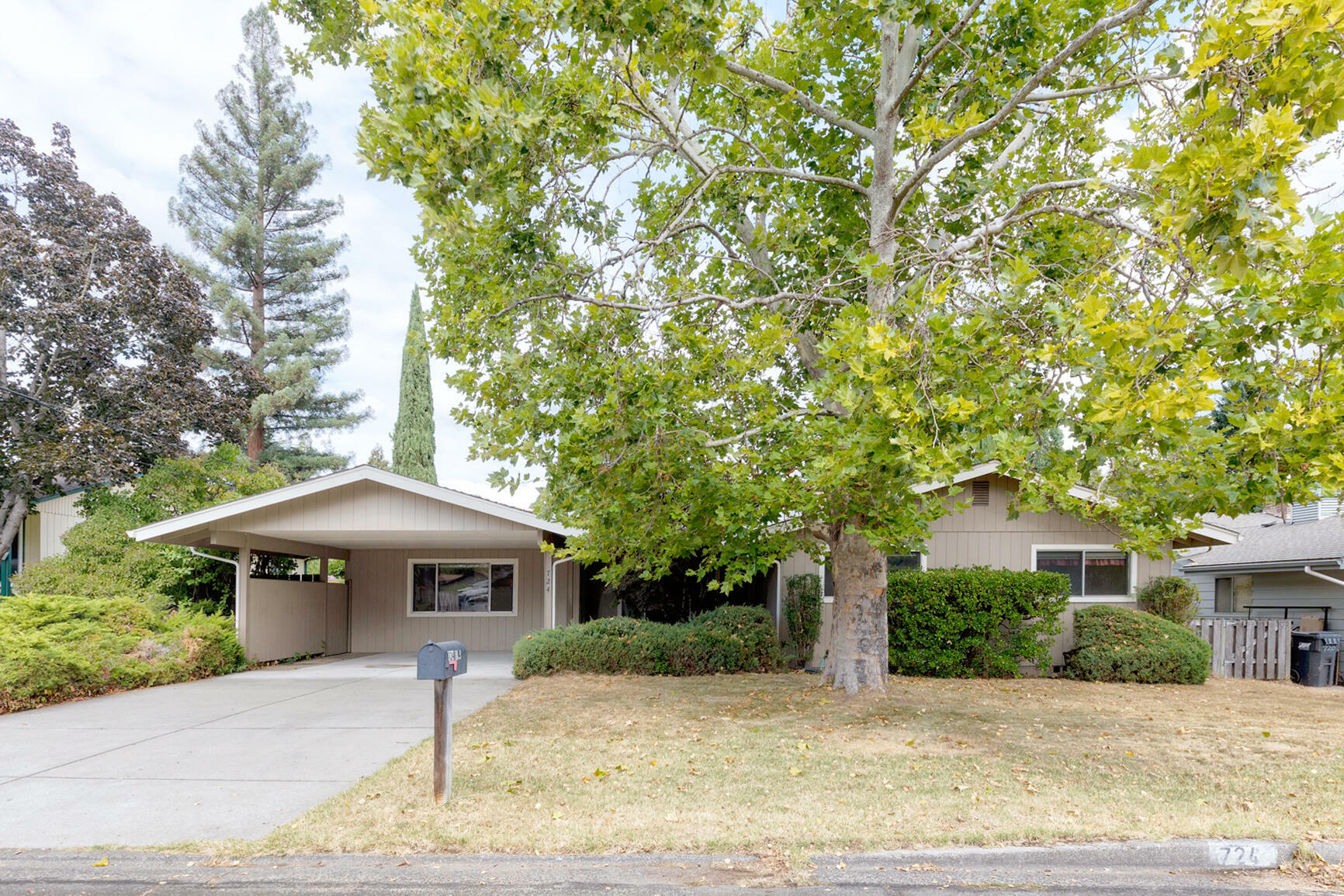 Property Photo: 724 NW Savage Street OR 97526