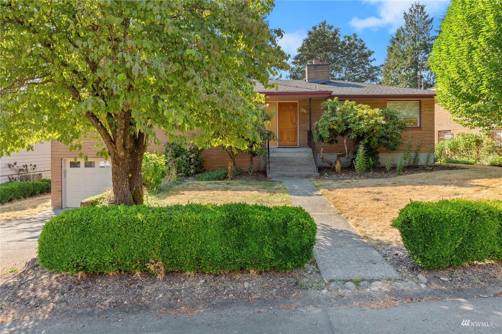 Property Photo:  827 Lynnwood Avenue NE  WA 98056 