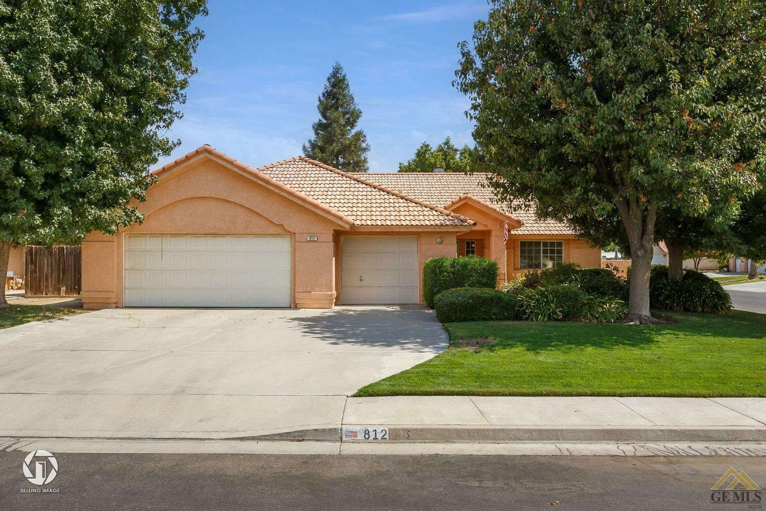 Property Photo:  812 De Oro Court  CA 93314 