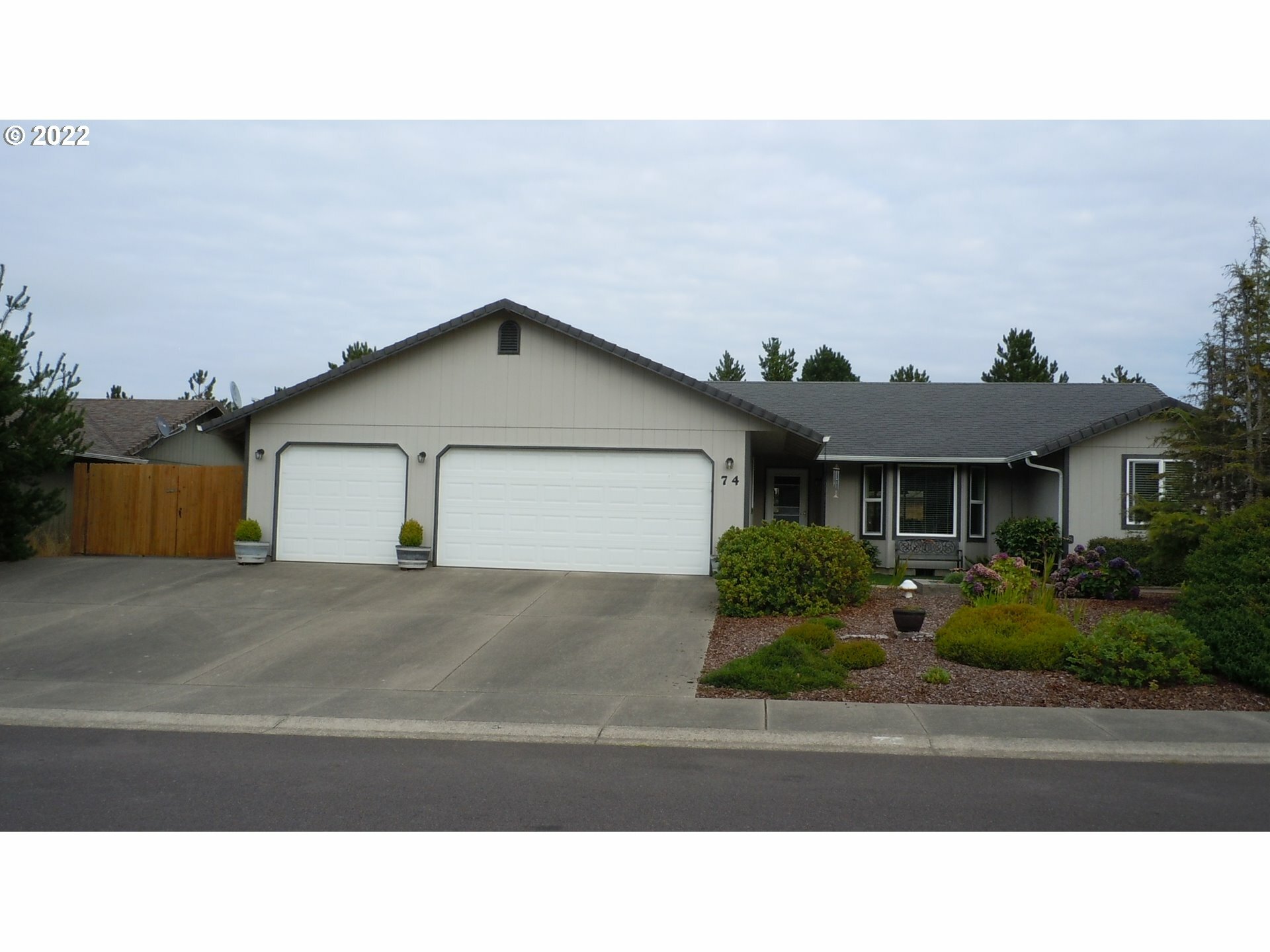 Property Photo:  74 Park Village Dr  OR 97439 
