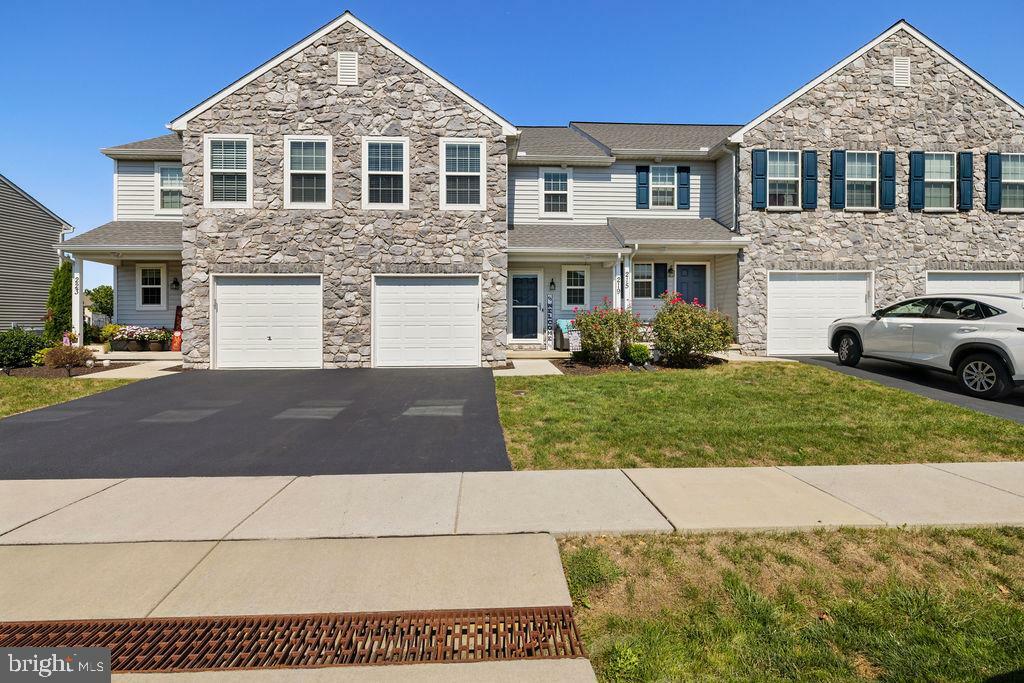 Property Photo: 219 S Village Circle PA 17078