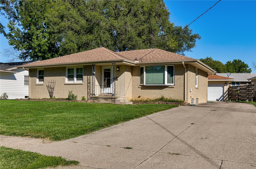 3121 Lindlavista Way  Des Moines IA 50310 photo