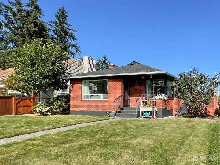 Property Photo:  311 W 10th Street  WA 98362 