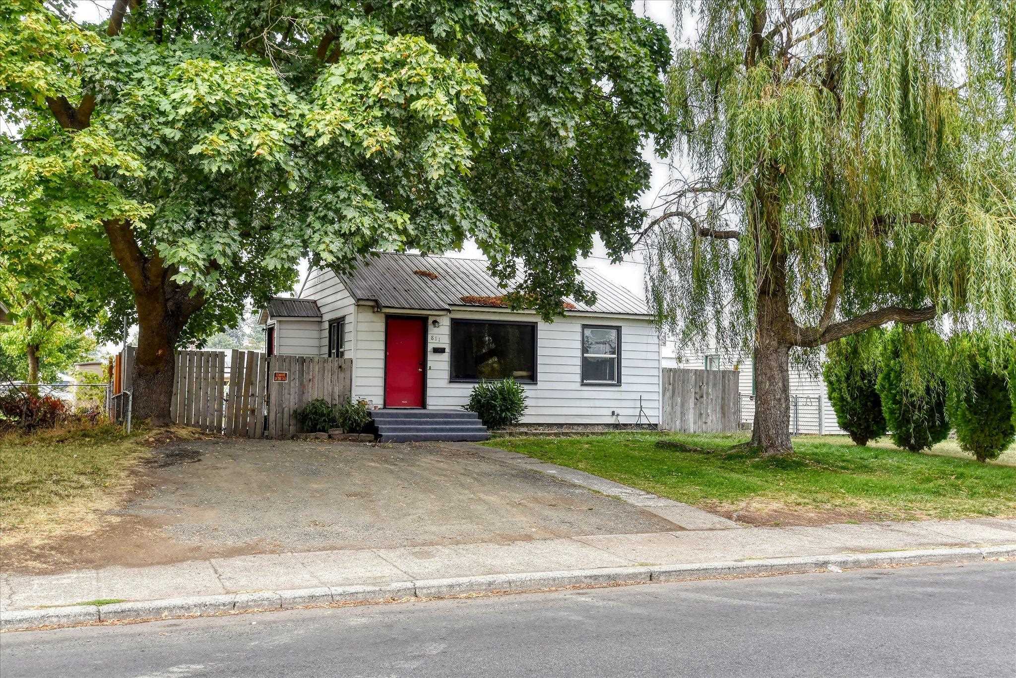 Property Photo:  811 E Rowan Ave  WA 99207-3425 