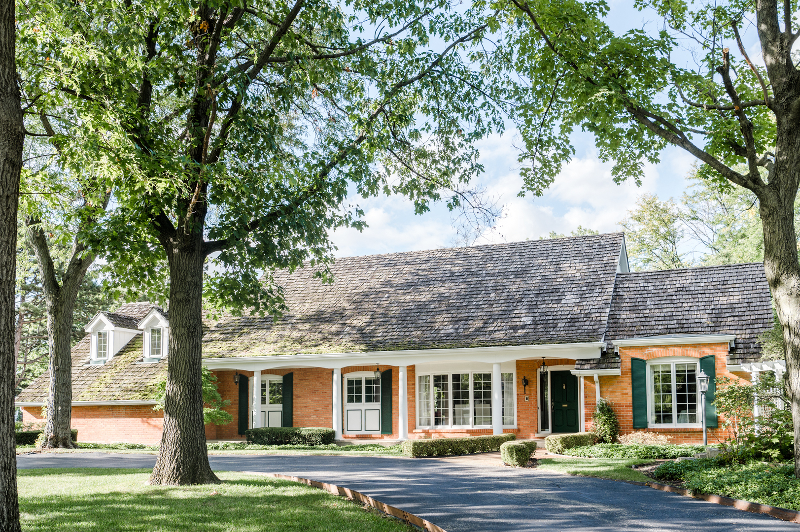 Property Photo: 24 Bradford Lane IL 60523