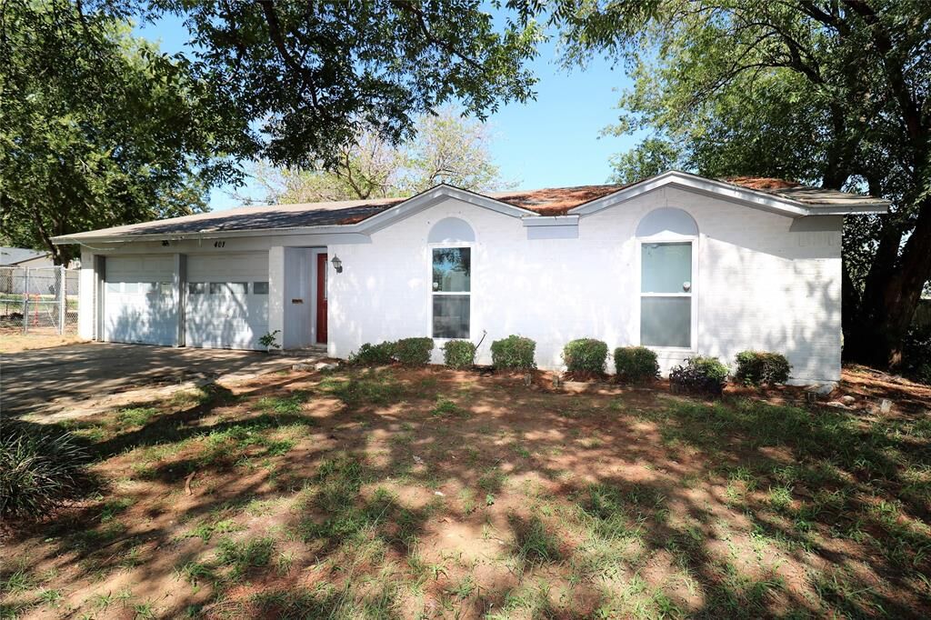 Property Photo: 401 Mockingbird Drive TX 76063