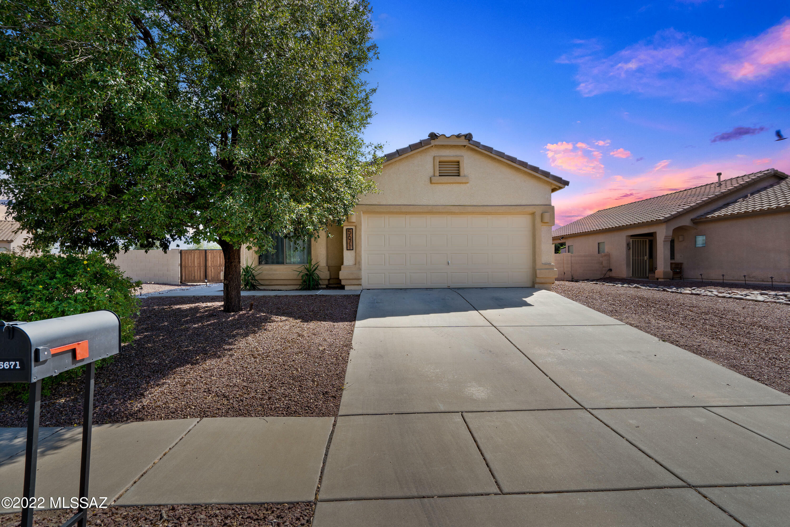 Property Photo:  5671 W Cactus Garden Drive  AZ 85742 