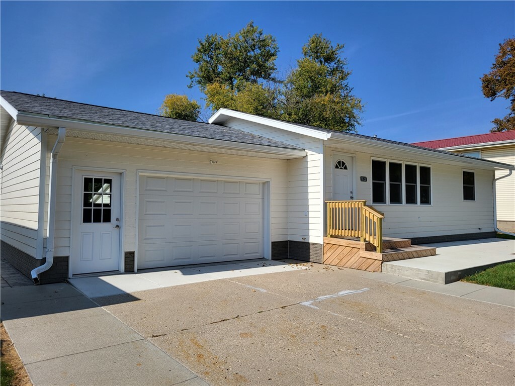 Property Photo: 1621 Linn Street IA 50036