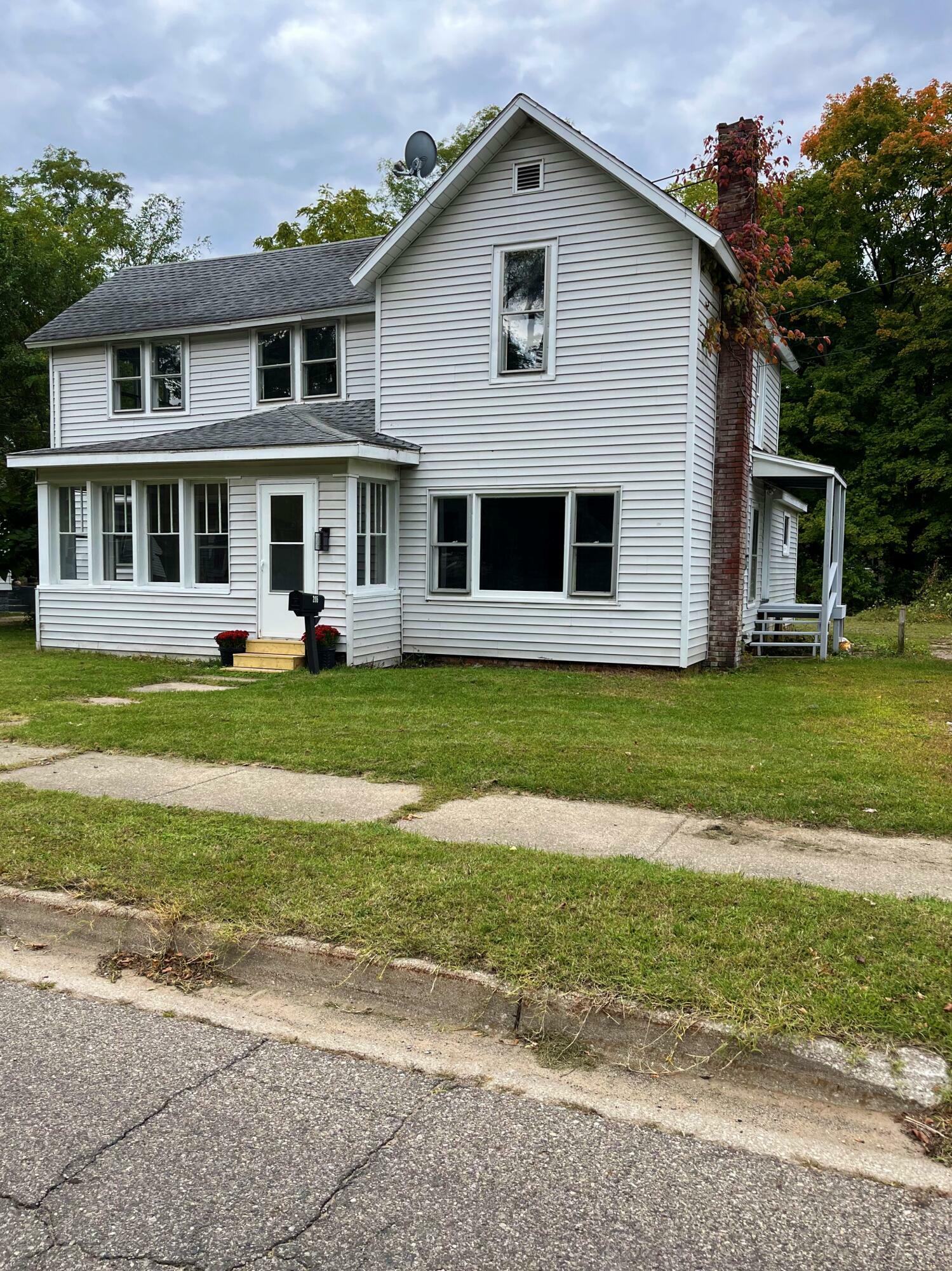 206 S Lowe Street  Dowagiac MI 49047 photo