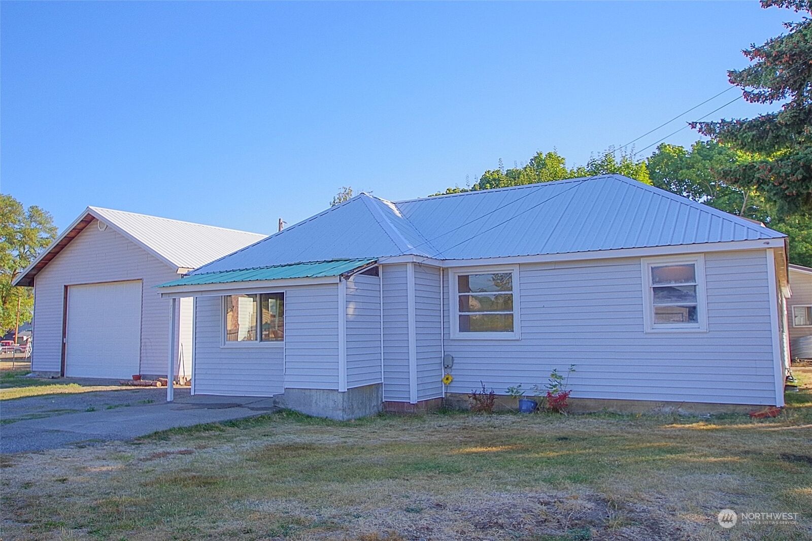 Property Photo:  714  Madison Avenue  WA 98943 