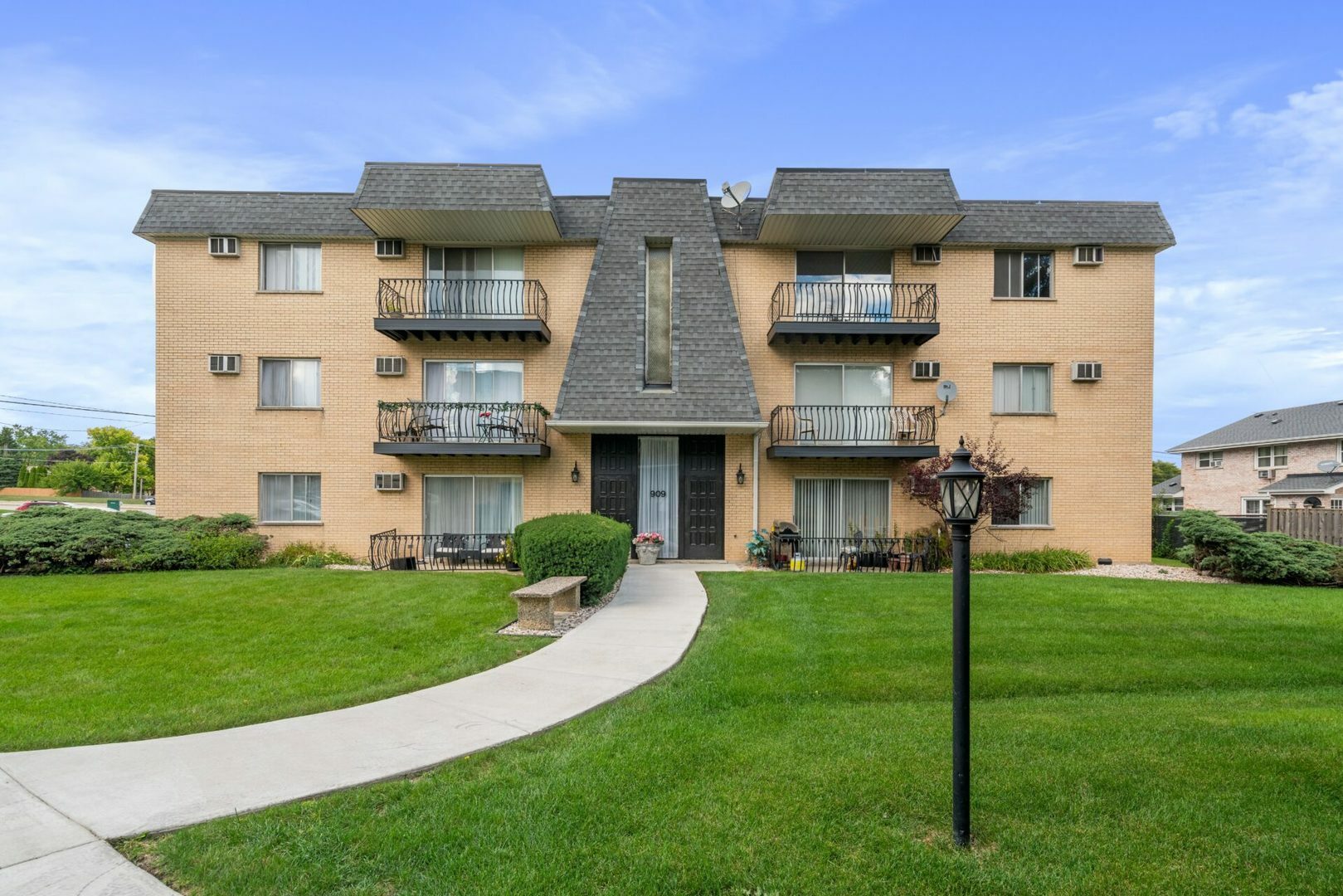 Property Photo: 909 Plainfield Road 12 IL 60561