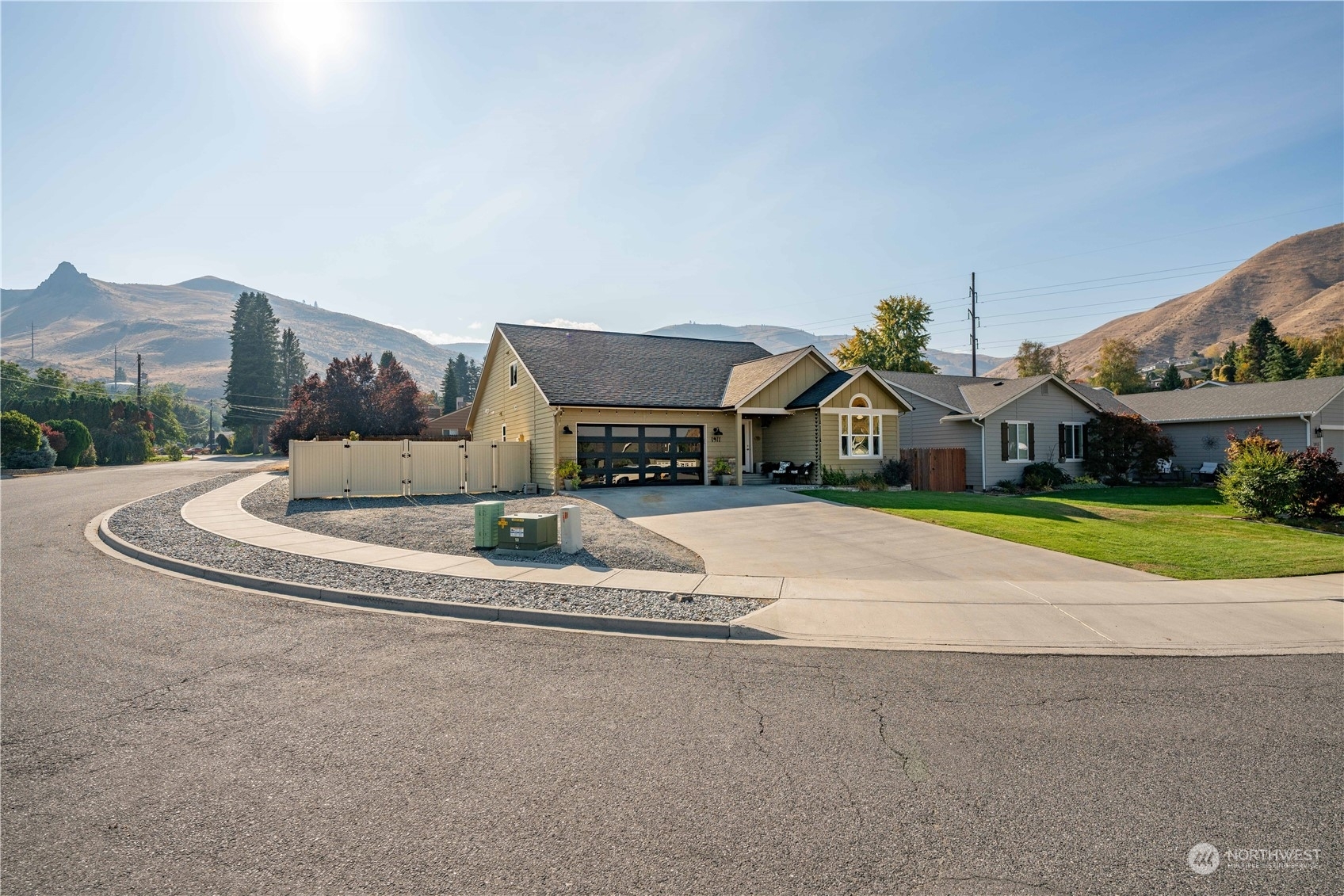 Property Photo: 1911 Grandview Loop WA 98801