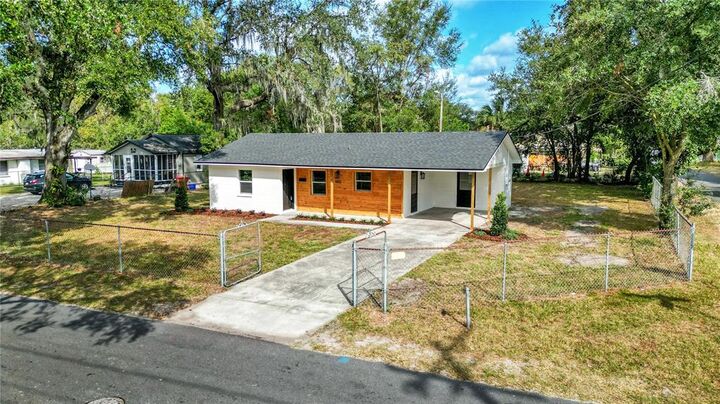 Property Photo:  1002 W Spencer Street  FL 33563 