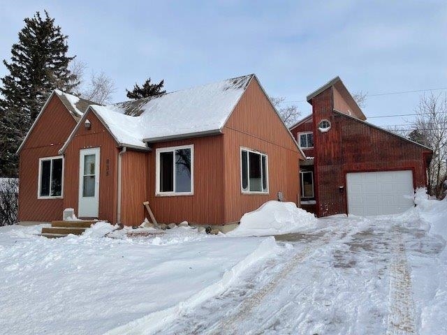 Property Photo: 835 6th St SW ND 58701