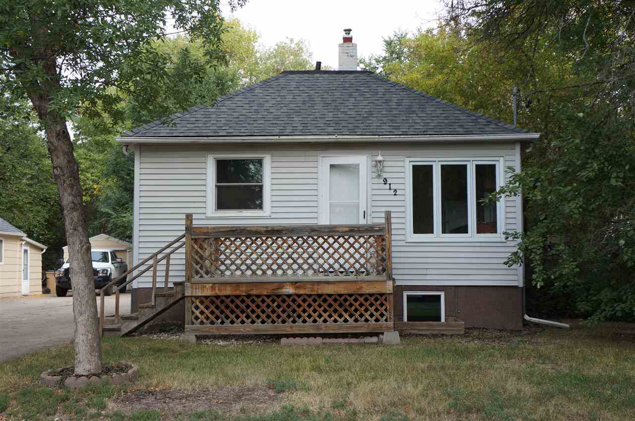 Property Photo:  912 NW 10th Ave  ND 58703 