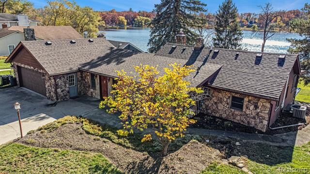 Property Photo: 2739 Lakeridge Avenue MI 48393
