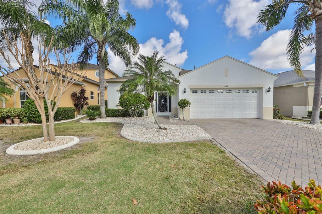 Property Photo:  1035 Regal Manor Way  FL 33573 