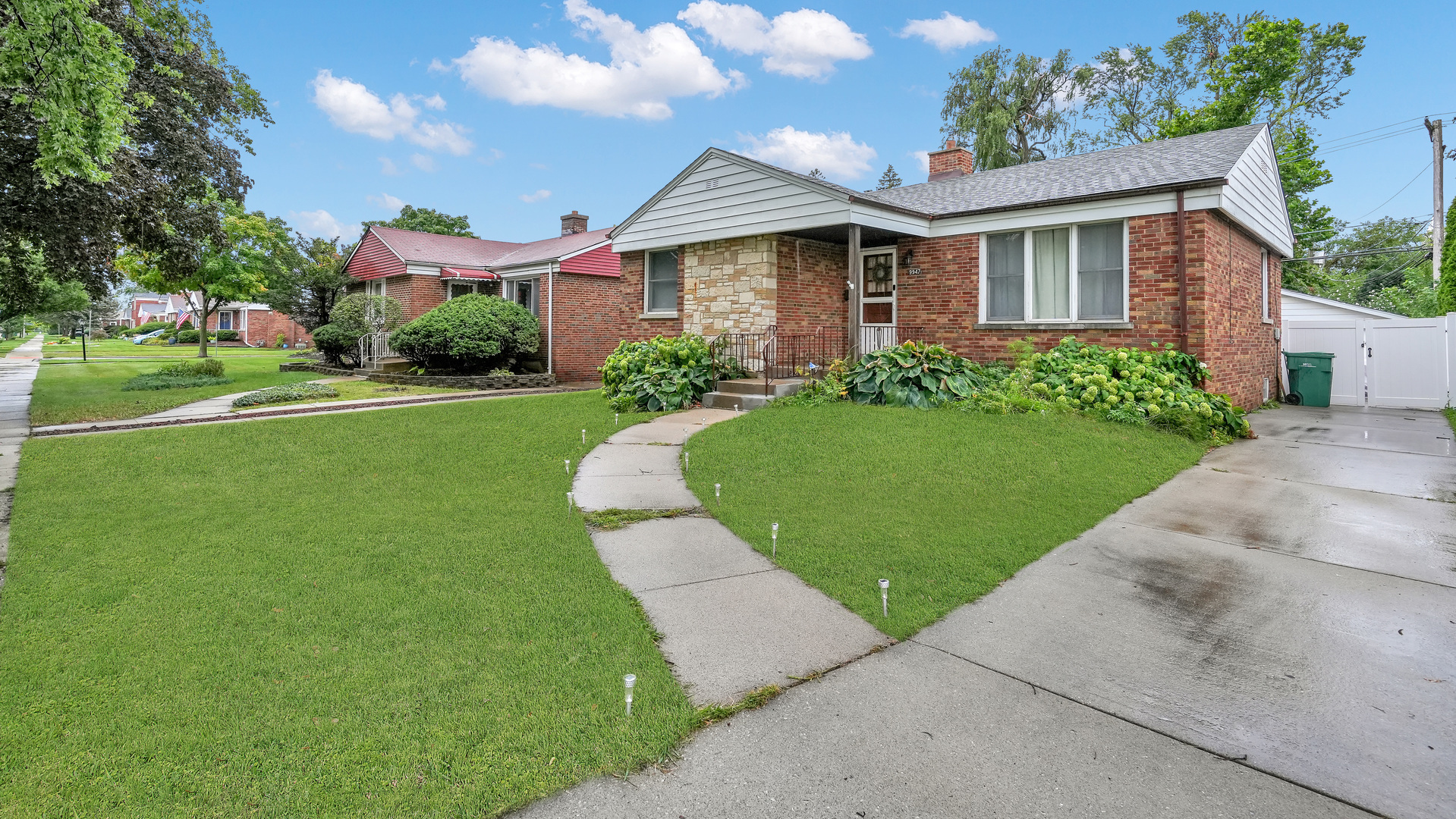 Property Photo: 9947 Drury Lane IL 60154